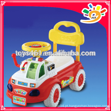 Passeio do bebê no carrinho de bebê do carro, carro do brinquedo do bom bebê, deslizando o carro, passeio do carro do balanço em brinquedos